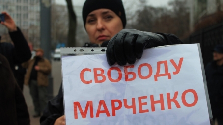 Ти вирішив, суддя, що ти настільки крут Що можеш плутати бордель і суд То ми тебе навчимо відрізнять Когось судить, ну а кого…  Сьогодні цей віршик висів на воротах Апеляційного суду міста Києва. Він адресований судді Олег Білоцерківцю – чорту, хабарнику, порушнику законів України.  28 листопада на Солом'янський площі розглядали апеляцію генерала Дмитра Марченка, якого цей суддя посадів за грати по звинуваченню у закупівлі неякісних бронежилетів для української армії.  Але це брехня. Роман Труба та Олег Біл