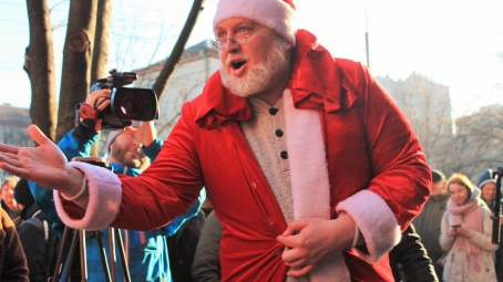 Сьогодні ми виходили на другу за цей тиждень та хтозна-яку за цей рік акцію під суд. Гудименко жартує, що «ДемСокира» вже витоптала площу перед кожним судом, окрім тих, що на лівому березі. А оскільки лівий берег – це не Київ… Тут його фраза обірвалась, а що було далі нікому відомо….  Отож, сьогодні, 19 грудня, ми висадились під Шостий апеляційний адміністративний суд міста Києва. Висадились одразу з наметами та пуфиками на випадок, якщо розгляд справи затягнеться. А справа була дуже важлива: апеляційний су