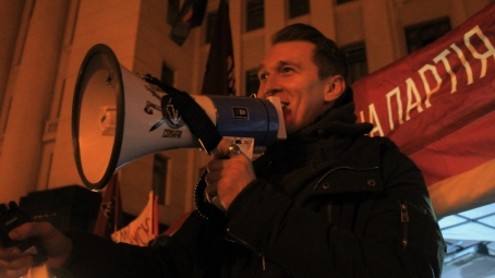 Отже, коротко про те, що було на Банковій у останні декілька днів – у довільній формі. Отже, розпочалося все ввечері у неділю, восьмого грудня. Збір був заявлений відразу під Офісом президента на Банковій. Завчасно, до початку акції побудувати сцену не вдалося через конфлікт з Нацгвардією, яка сцену розібрала і винесла її за межі периметру. Втім, вже ближче до сьомої вечора, коли на Банковій зібралися тисячі людей, правоохоронці стали поступливішими (цікаво, чому б це), і з деякими труднощами, але вдалося с