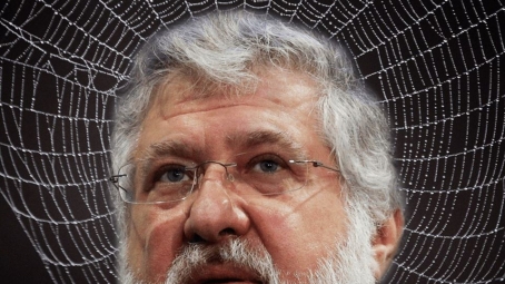 Вірус Ігоря Коломойського всюди. Ним заражені громадські організації та партії. Від нього страждає та помирає правоохоронна система. Вірус зжирає український бізнес та розхитує банківську систему. Коломойський - нищівник та варвар. Все до чого він торкається стає слабким та згодом помирає. Коломойський - це національна загроза. Загроза для гаманця кожного українця та його благополуччя. І його необхідно зупинити.  Ми не маємо повноважень забрати у Коломойського гроші та свободу, але ми залюбки зробимо йому “